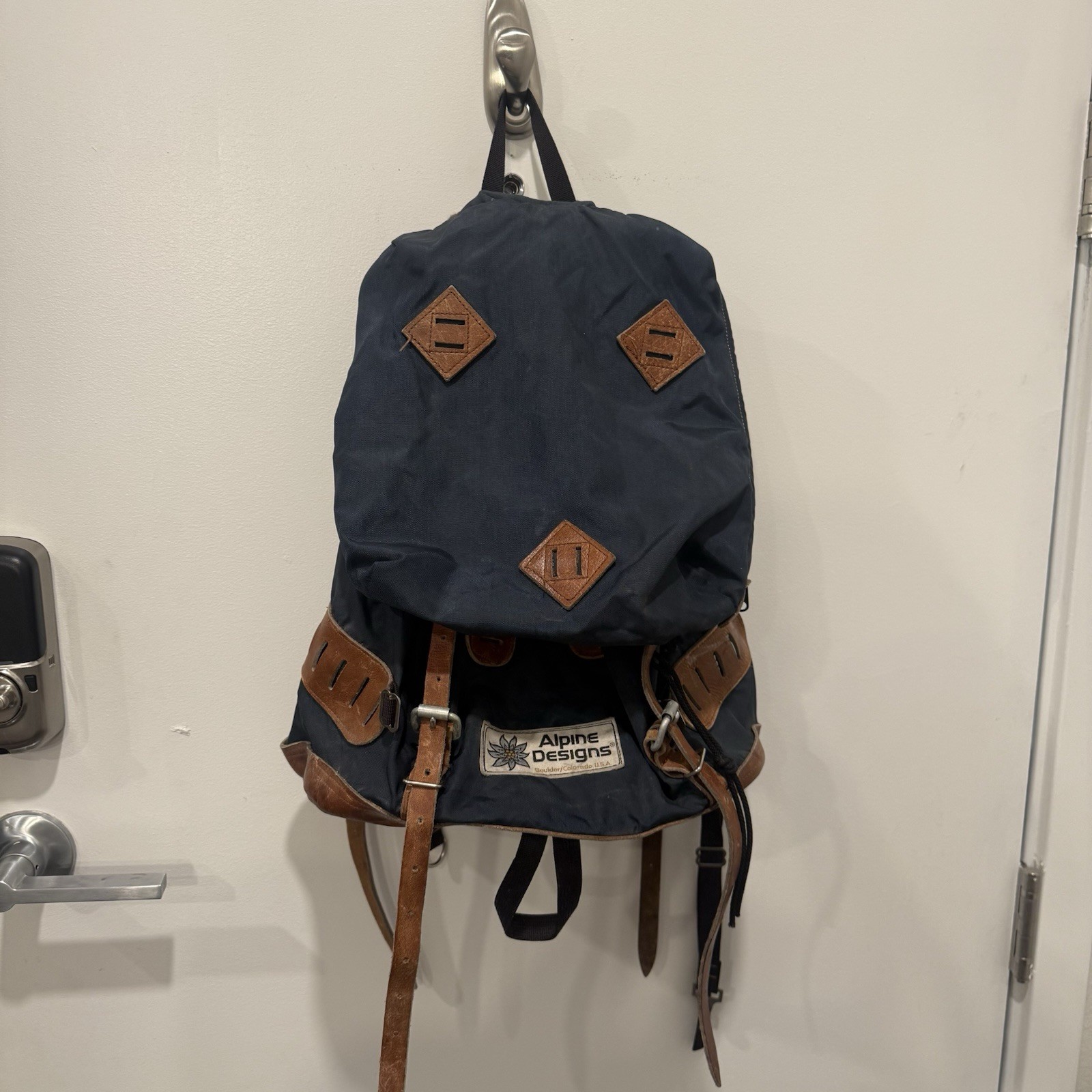 Vintage Alpine Designs Leather Bottom Sport Backpack Boulder CO Hiking Rucksack