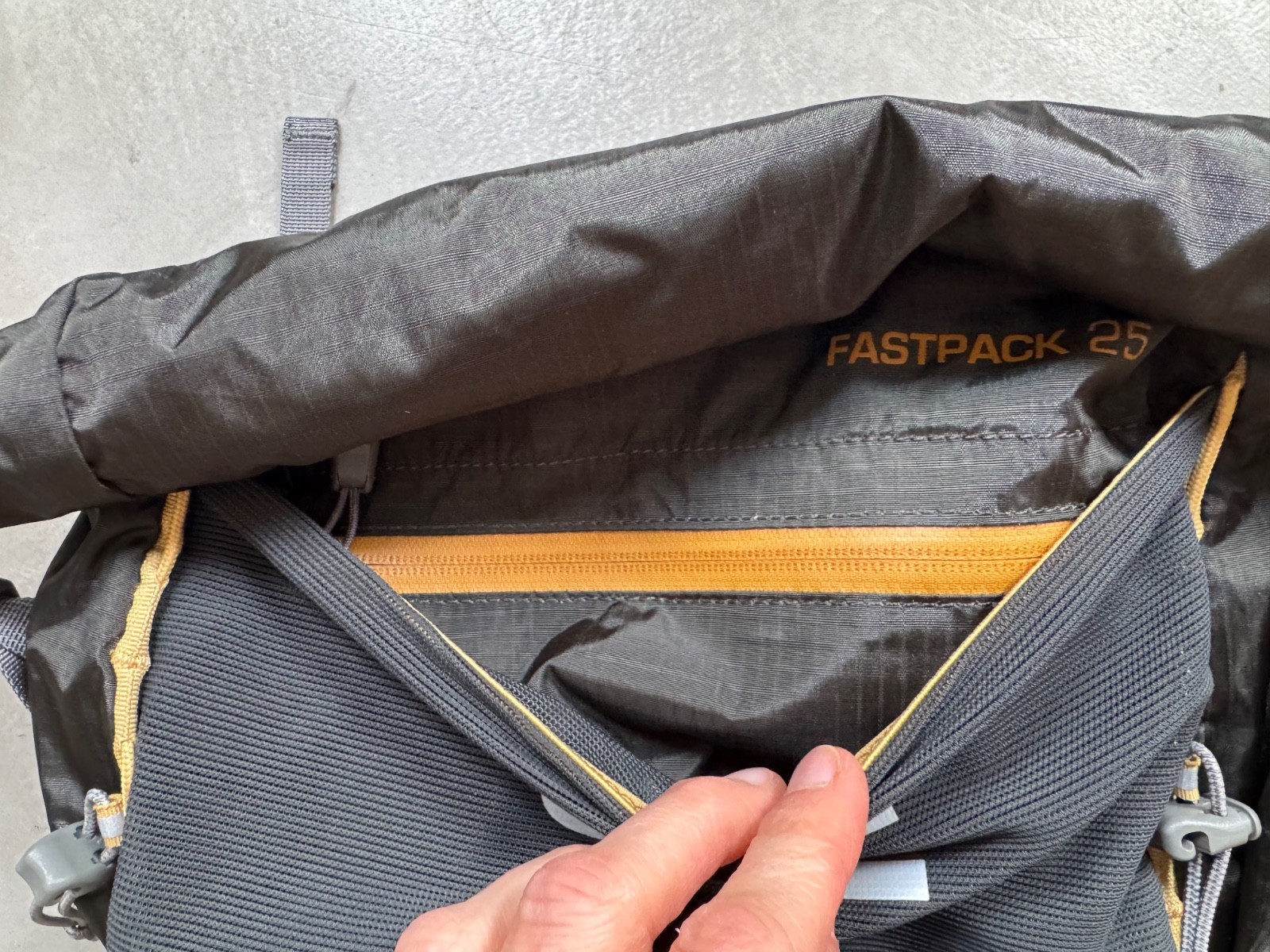 Ultimate Direction Fastpack 25 S/M Running Vest Backpack Dk Gray