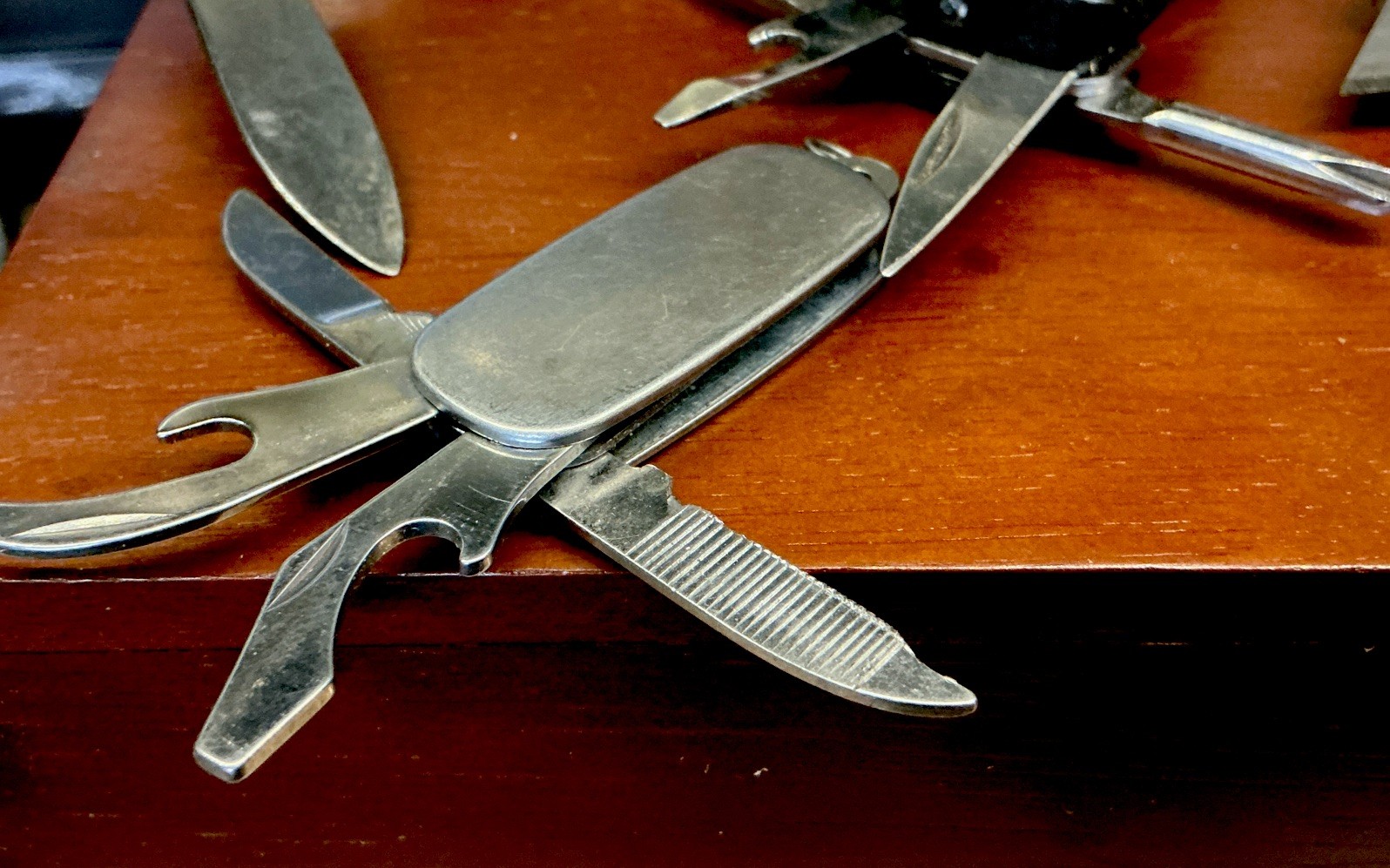 Lot 11 Multitool Knives Folding Swiss Army style camping tools China 1.6 Pounds