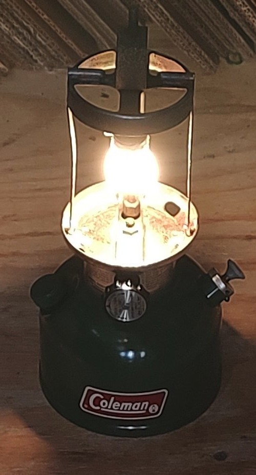 Vintage Coleman 200A700 Green Single Mantle Lantern – 3/81, tested, w/ Red Case