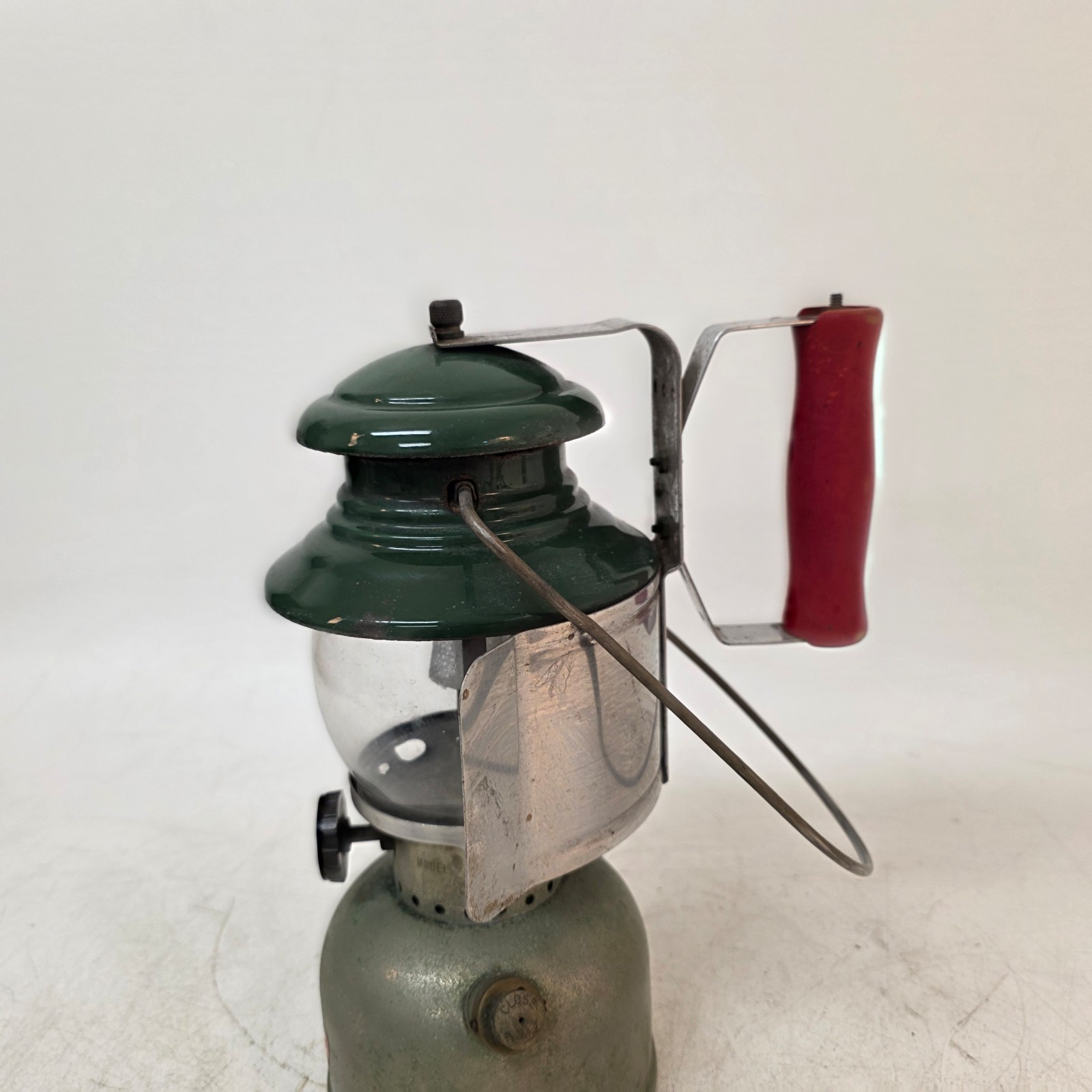 Vintage COLEMAN 202 Professional Lantern, 10-62, Holds w Red Handle Reflector