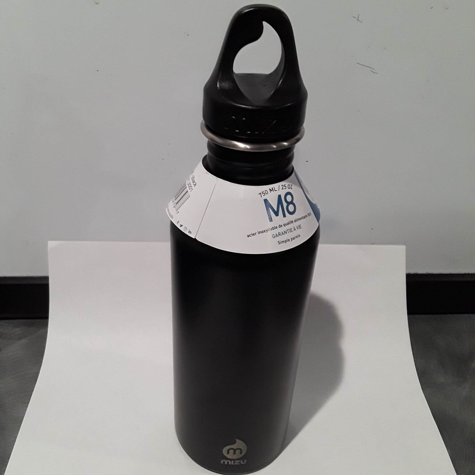 MIZU M8 STAINLESS STEEL WATER BOTTLE – HOLDS 25oz/750ml – BLACK – BRAND NEW