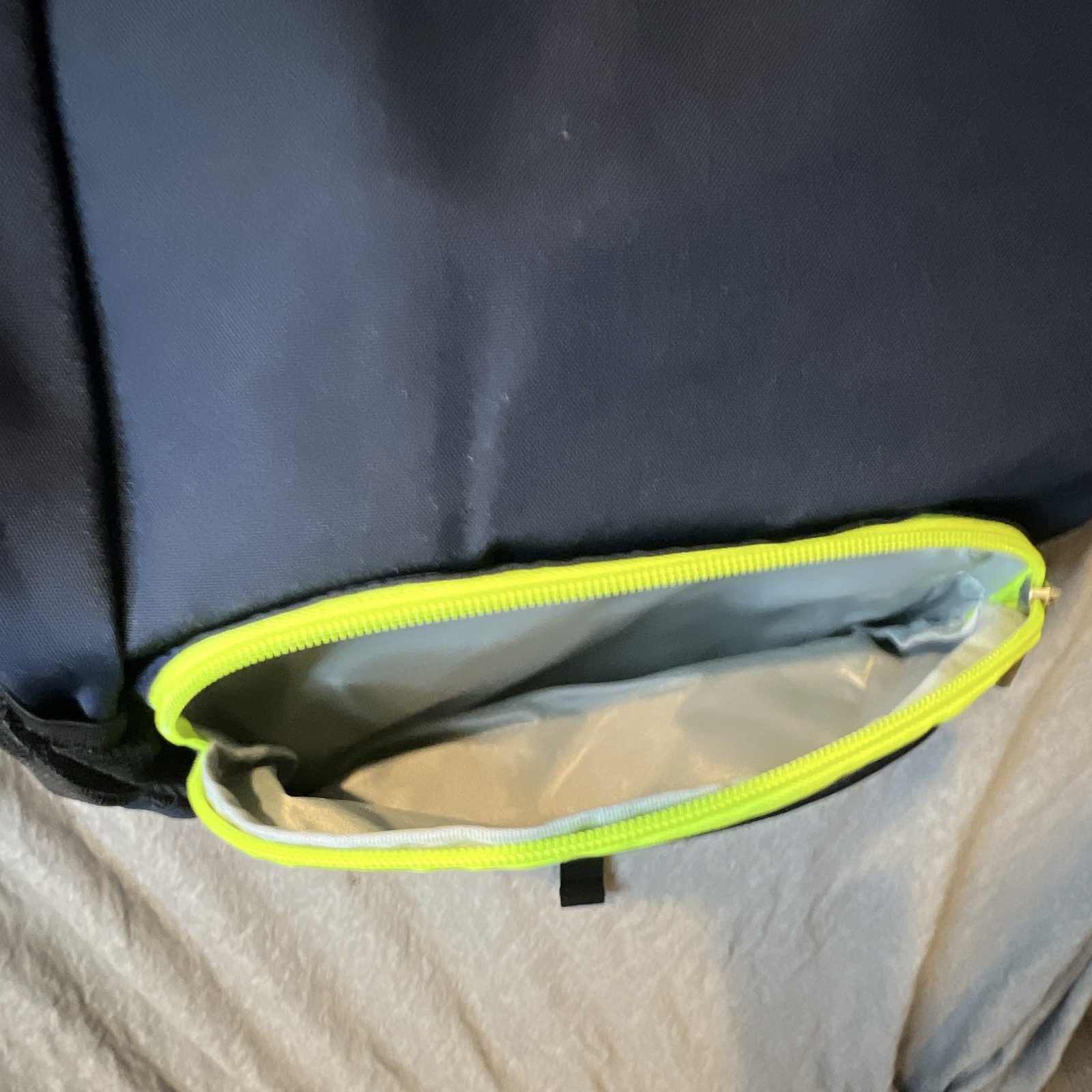 DYJKOUG Hiking Backpack Black/Yellow/Gray Zip Closure Unisex Adults