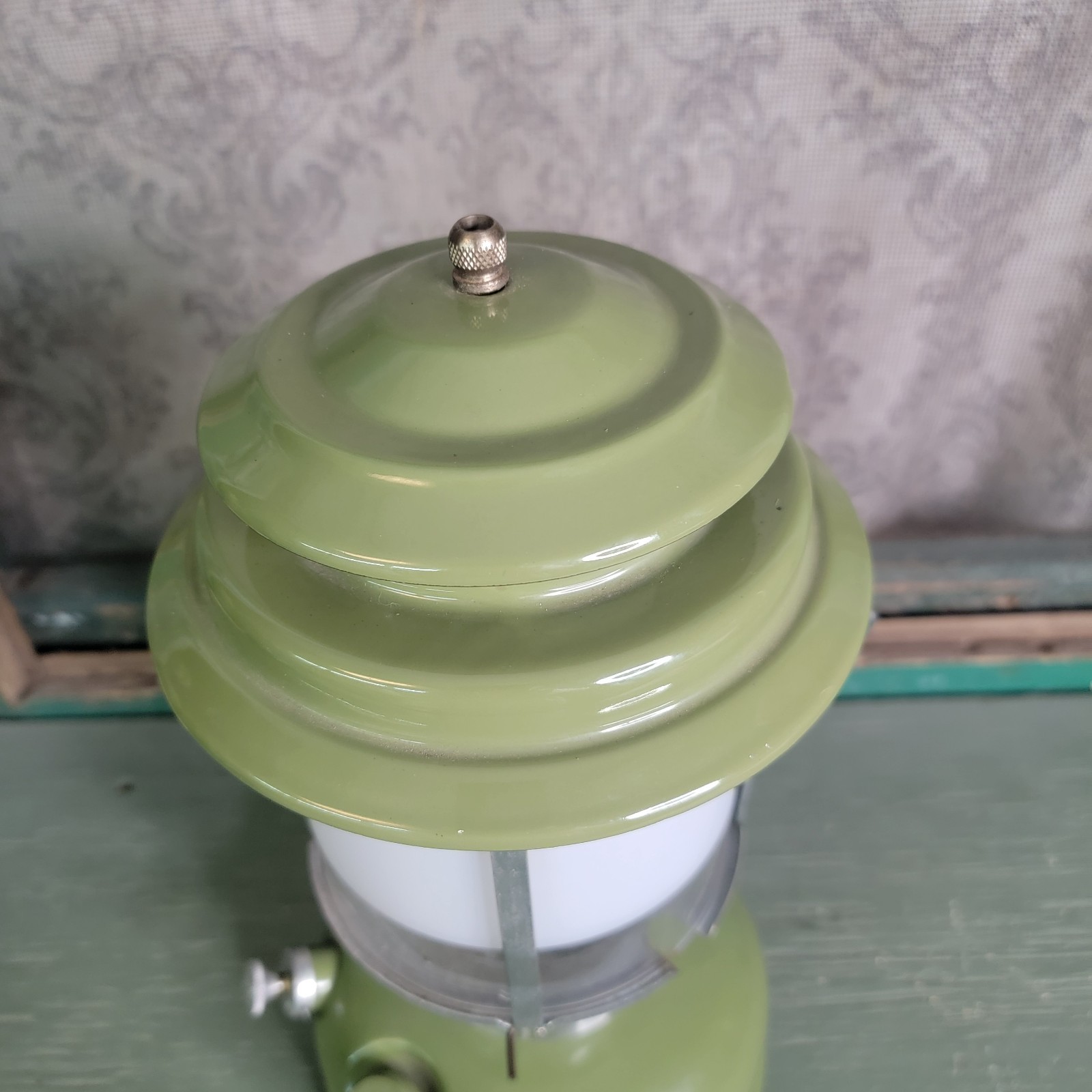 VINTAGE SEARS & ROEBUCK AVOCADO DOUBLE MANTLE LANTERN 72325-1 DATE 3/76 Mint