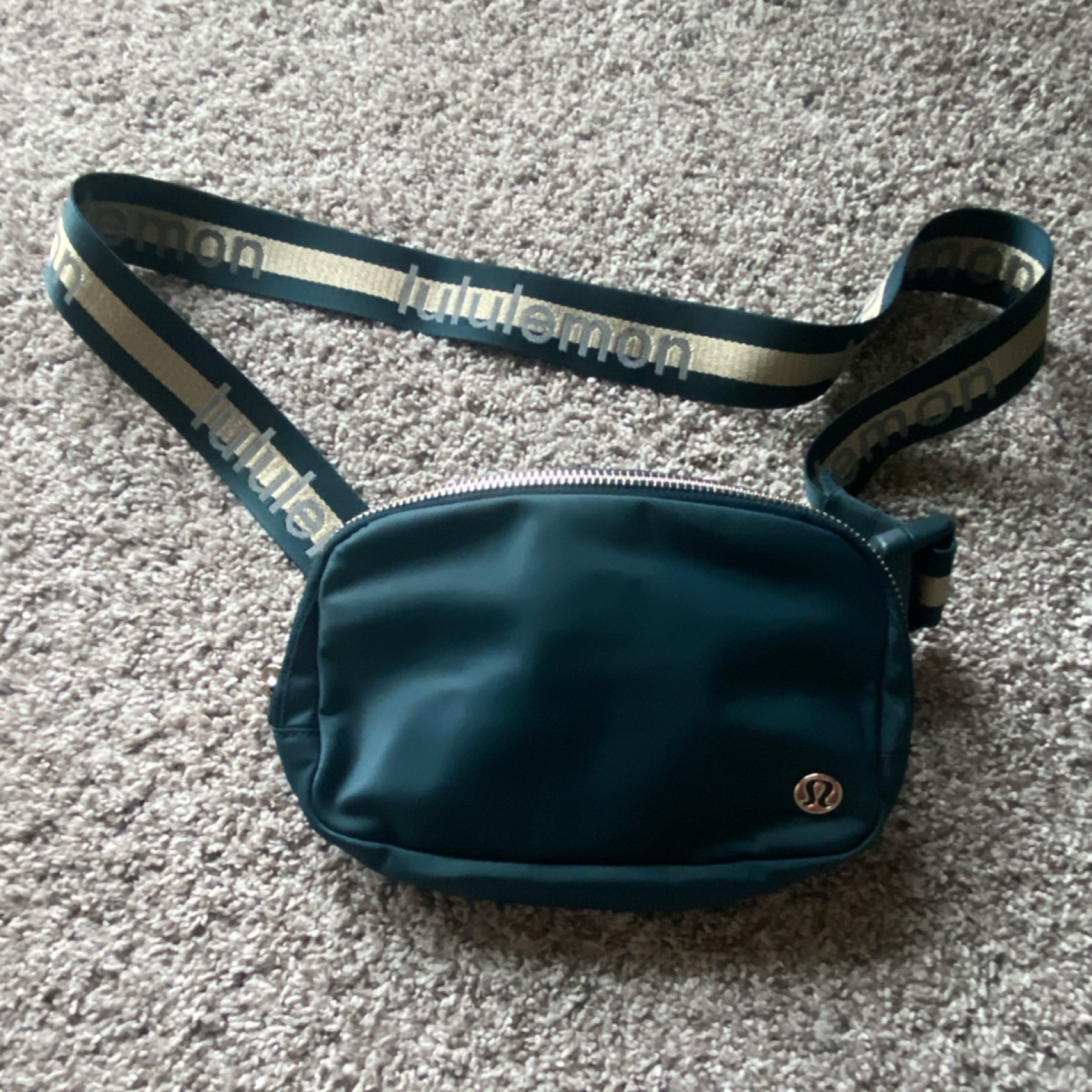 lululemon Green Gold Waist Pack Belt Bag, Zip Closure Zipper Accents, 0-5L