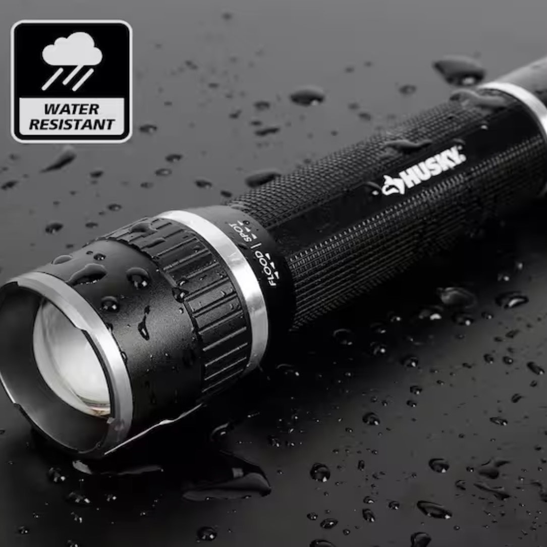 Husky 1000 Lumens 3-Mode Focusing Flashlight 1011 428 812 – New