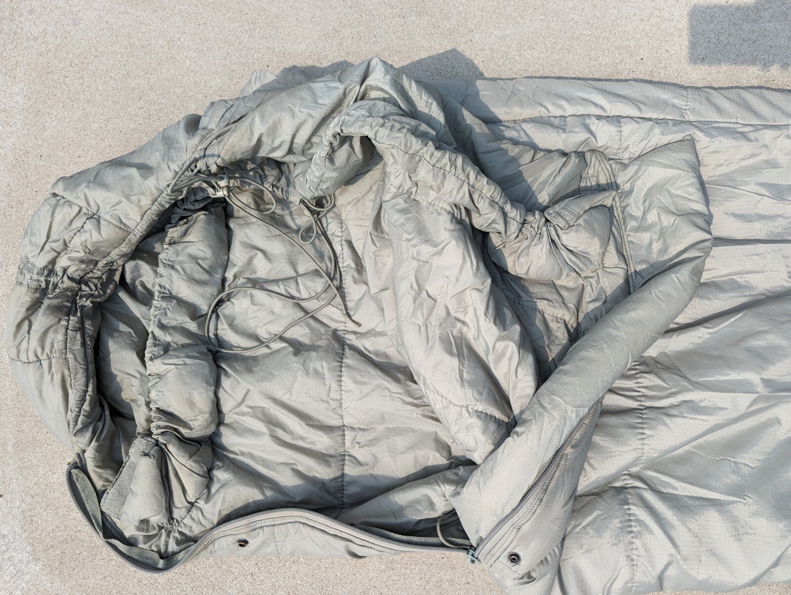Very Good – US Military Intermediate Cold Weather Modular Gray Sleeping Bag USGI
