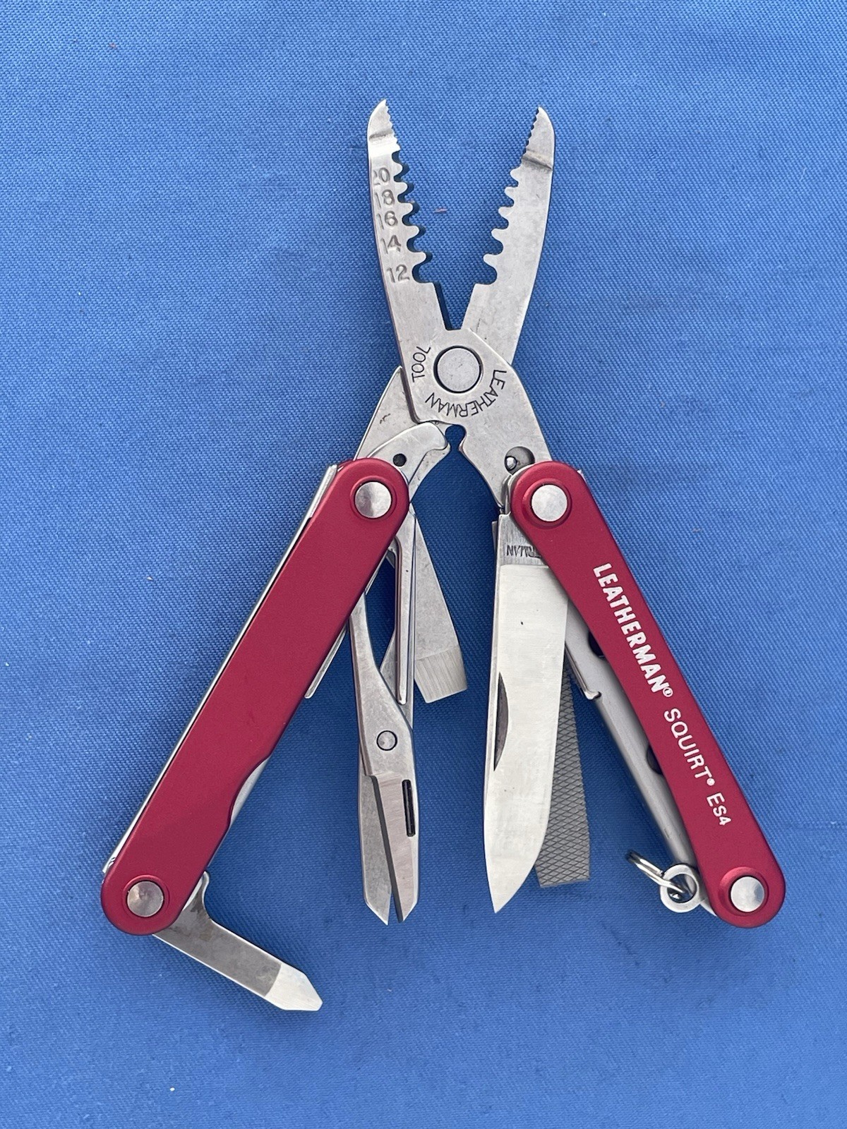 Leatherman Squirt ES4 Multi Tool Knife Wire Stripper New In The Box Red