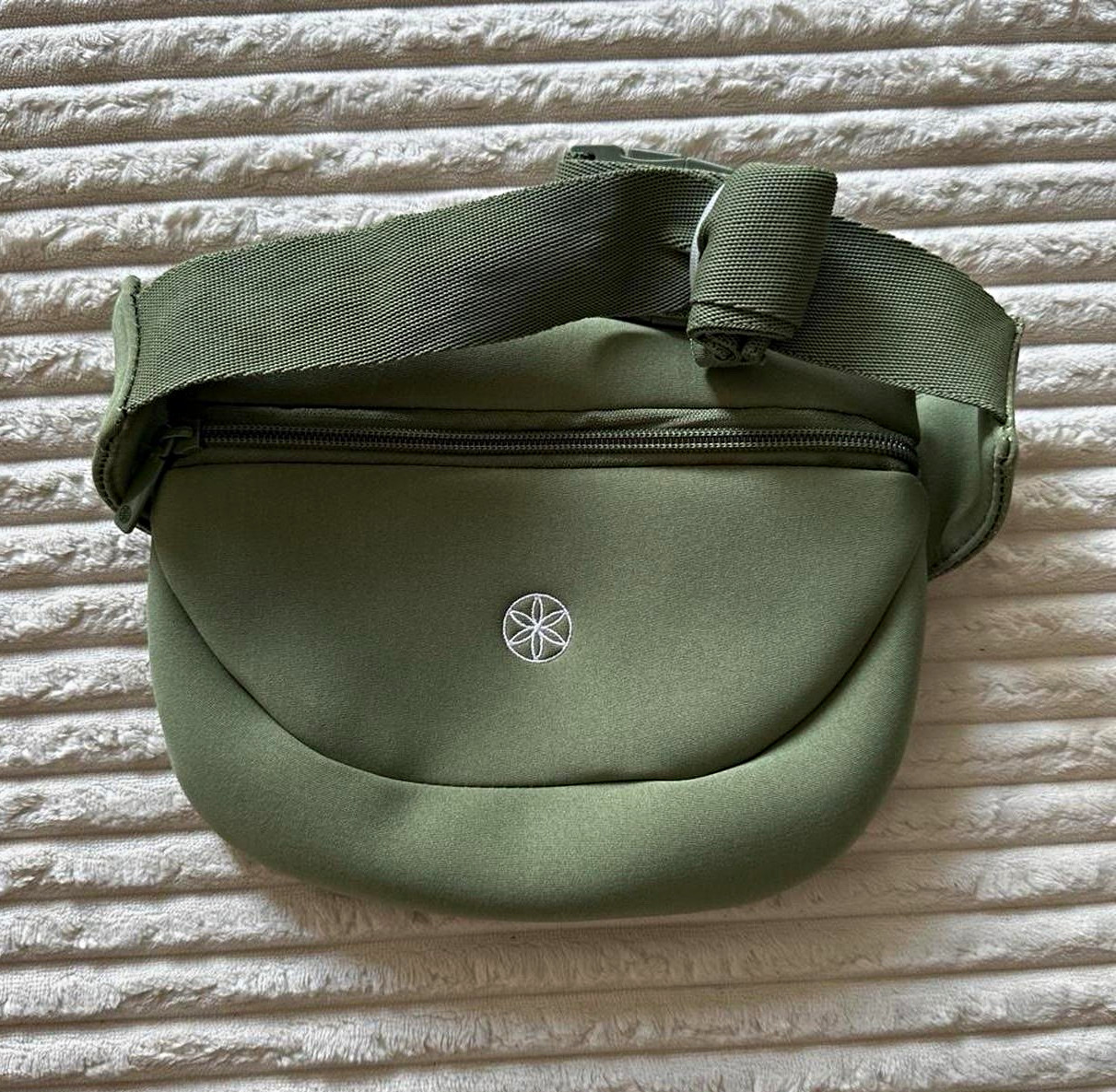 Gaiam Green Nylon Waist Pack Zip Closure Adjustable Strap 1 Pocket Hiking