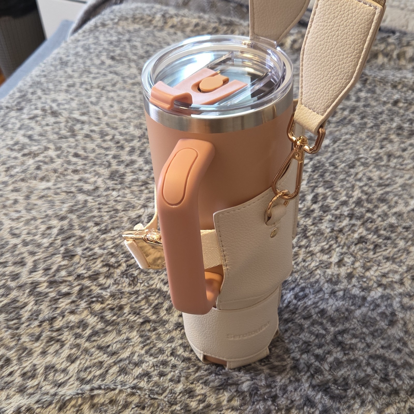Serotonin Beige Faux Leather Bottle Sling, 32 fl oz Adjustable Strap